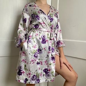 Morgan Taylor Intimates Silky White Floral Robe - brand new, no tags